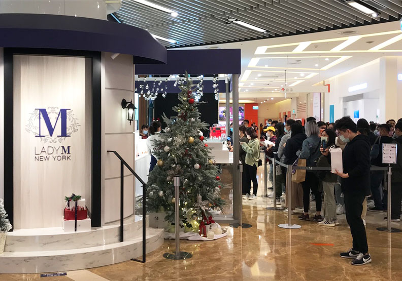 Lady M快閃店首度前往新竹，在巨城週年慶期間每天開店即湧現排隊人潮，每日銷售超過千片。巨城購物中心提供