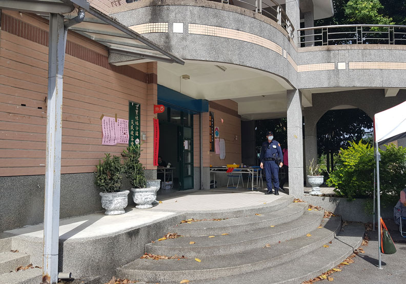 花蓮縣富里鄉長陳榮聰罷免案今天投開票,但投票率低,投開票所相當冷清。民眾提供