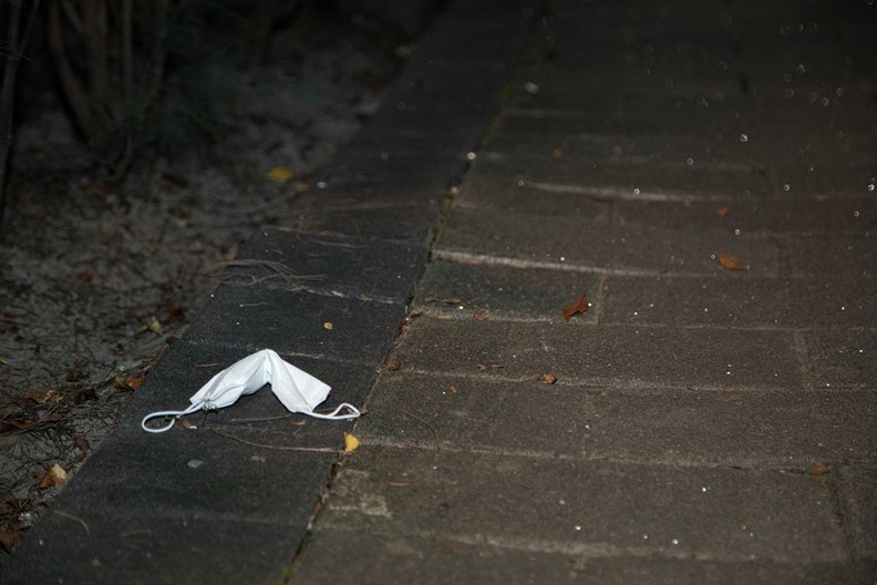 疫情開始後,人人戴起一次性醫用口罩防疫,但也衍生丟棄亂象。