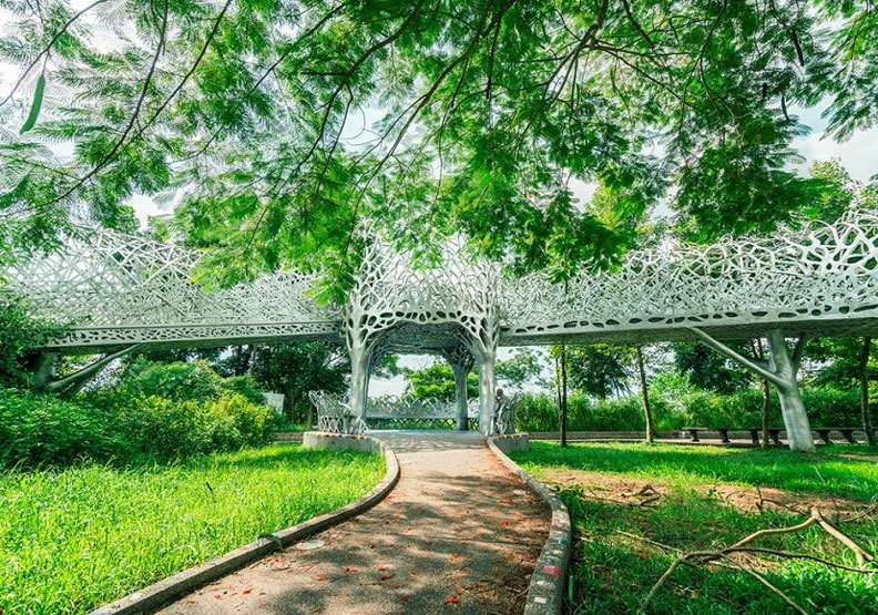 蘭潭是嘉義市郊著名景點,既可賞景,也可散步健行,圖為「月影潭心」。出自交通部觀光局