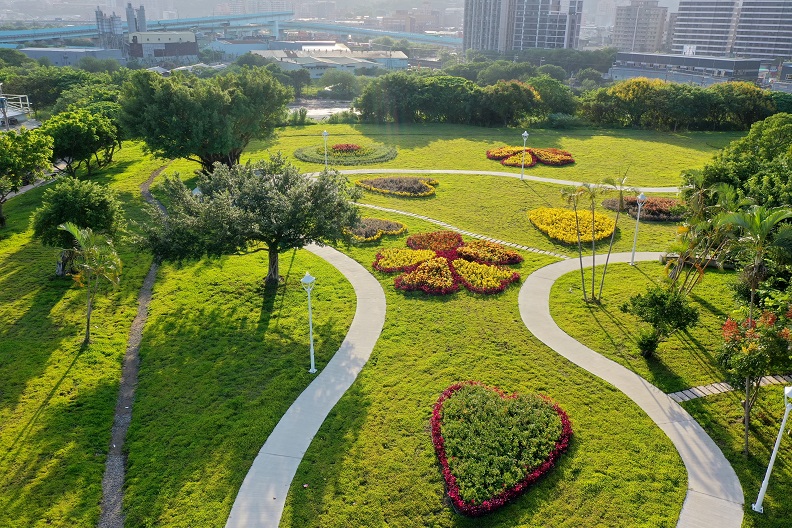 由2019年全國青年景觀競賽冠軍團隊設計的五股垃圾山「心環原」綠地。(圖片提供:新北市政府綠美化環境景觀處)