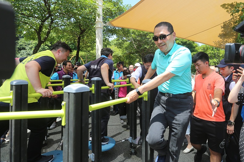 在新北市錦和公園是這個新北第一座全齡化公園,長者可以體驗新式戶外運動模式。(圖自侯友宜臉書)