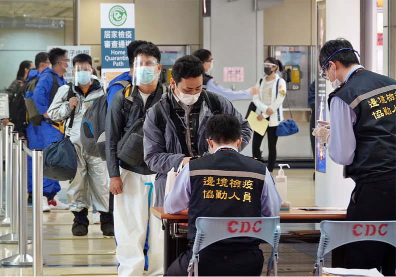 圖／移工在桃園機場排隊等候集中核實入境電子健康聲明的資料。聯合新聞網提供