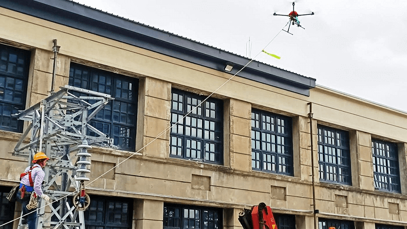 工作班為電探險,靠著雙腳踩出通電道路,如拓荒者壯遊島嶼。「島嶼脈動LIGHT UP」2020台灣電力文資特展示範無人機電纜拉線作業,讓民眾瞭解應用在輸電系統的智慧巡檢過程。(攝影/司徒雲龍)