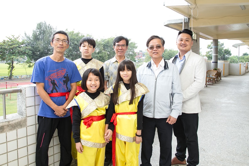 嘉義縣新港鄉古民社區發展協會理事長蔡峻傑(右一)與古民國小校長楊榮鎮(右二)、謝志忠教練(右三)與林明弘老師(左一)共同推動孩子們學習宋江陣,培養下一代對在地的認同、自信與活力。