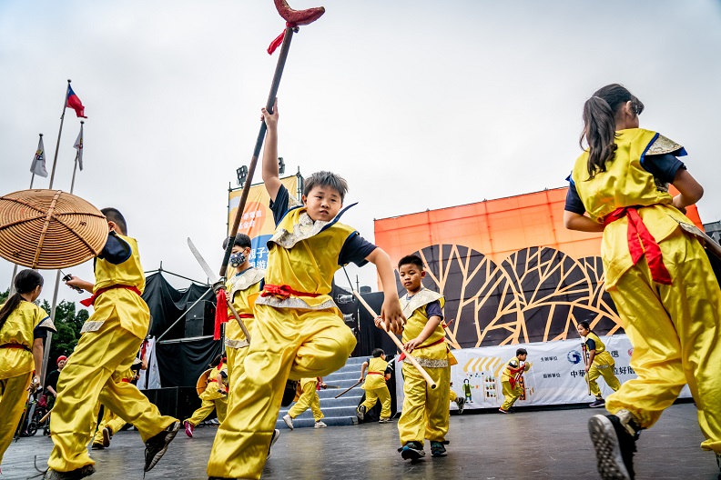 2019年中華電信基金會舉辦的「好厝邊生活節」,邀請嘉義新港古民國小宋江陣北上演出,為偏鄉孩子學習傳統技藝提供更大的舞台與提升自信。