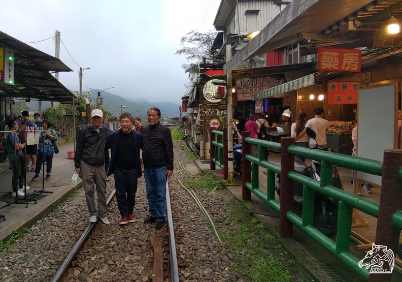 《戀戀風塵》中謝文遠與江素雲的鐵軌拍攝地「十分老街」，攝影師姚宏易一說此地便是當初攝影機架設的地方，是枝裕和導演立刻開心表示來一張合照