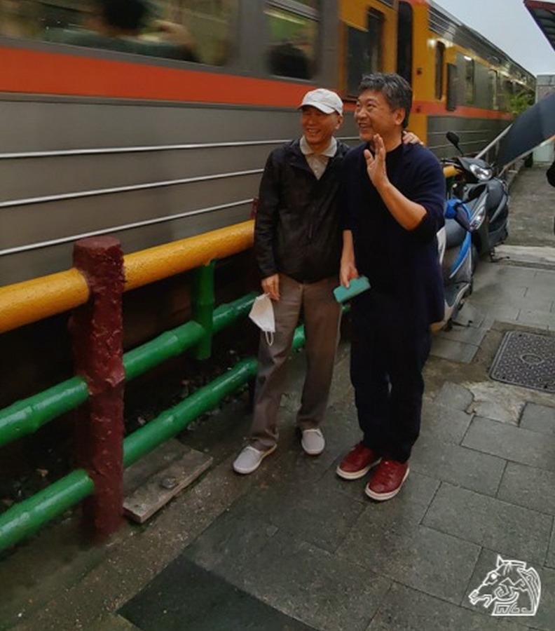 見到火車經過很興奮的是枝裕和