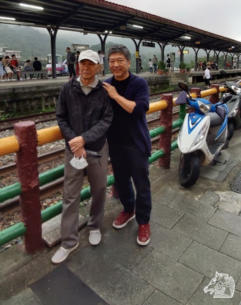 兩人可愛的互動像極了偶像與粉絲