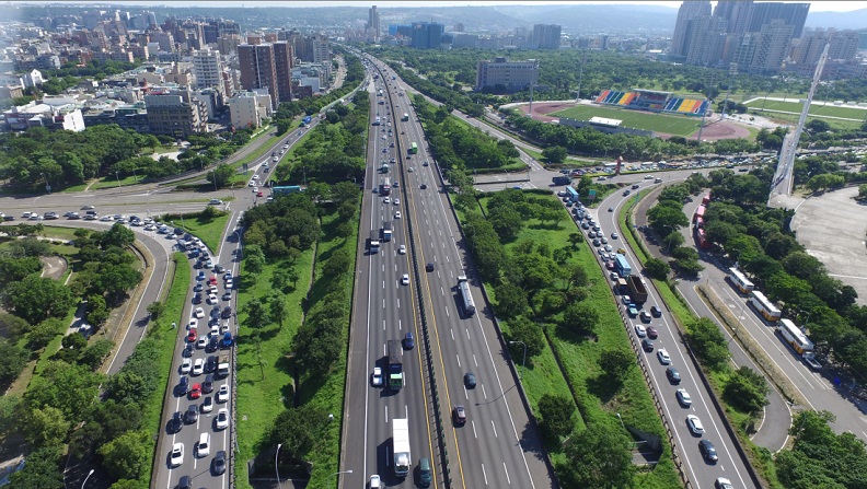 新竹縣擘劃交通建設藍圖，啟動「十大交通建設計畫」，如「經國橋道路改善計畫」將能紓解竹北到園區交通雍塞狀況，對通勤民眾效益非常大。（圖自新竹縣政府提供）