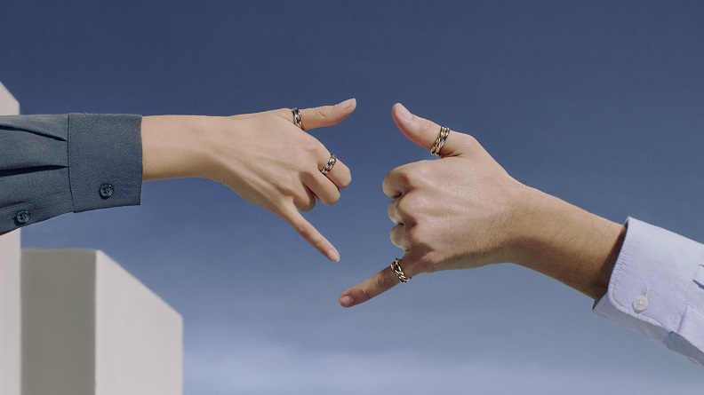 Cartier Trinity三環戒指由黃K金、玫瑰金及白K金繾綣交織而成,圓滿傳遞手足之情。