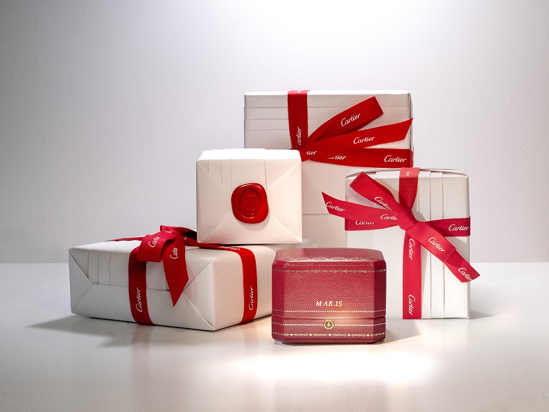 今年,將動人回憶集結於這份專屬禮物中,在頸間、腕間、指尖飛舞著祝福,新年快樂。