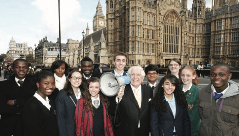 Jack 和 2011 年 Jack Petchey Speak Out Challenge 的參與者。取自5050-Man