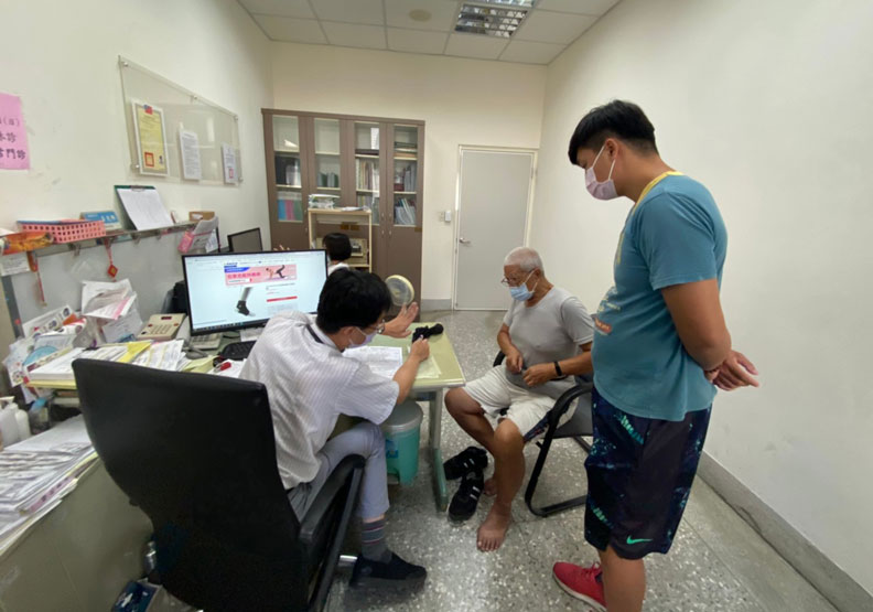 衛生所會評估長者的身體情況，再配合運動教練開立適合的運動處方簽。南西北區主任李彥樺提供