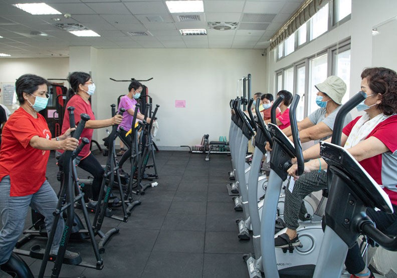 彰化縣南西北區衛生所的不老健身房內，有許多長者正在運動。