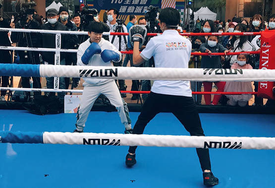 東京奧運拳擊國手林郁婷現場教學,並接受民眾上台挑戰。