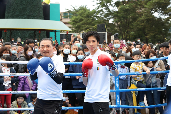 市長侯友宜現身運動派對擂台,他笑稱自己人生首度帶拳擊手套體驗。