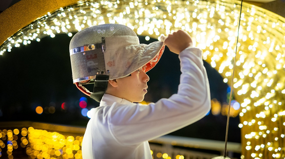 擊劍王子周宗昱在真的變成閃亮王子啦!快至新北市歡樂耶誕城耶誕絕美燈區跟運動貨櫃體驗區拍好拍滿吧。(圖片來源/新北運動聚點)