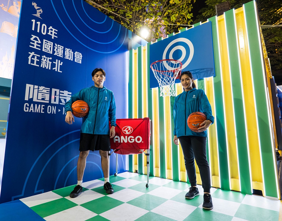 擊劍王子周宗昱與射擊選手杜禕依姿邀請大家來新北市歡樂耶誕城感受濃濃迪士尼耶誕風,也來全運會主題貨櫃區體驗不同運動項目,一起開心運動也為運動選手加油打氣!(圖片來源/新北運動聚點)