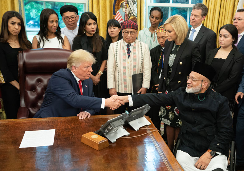 川普去年7月在白宮會見來自全球各地的宗教領袖,中間身穿圖騰衣物的為克欽浸信會領袖薩姆森(Hkalam Samson)。Flickr by The White House