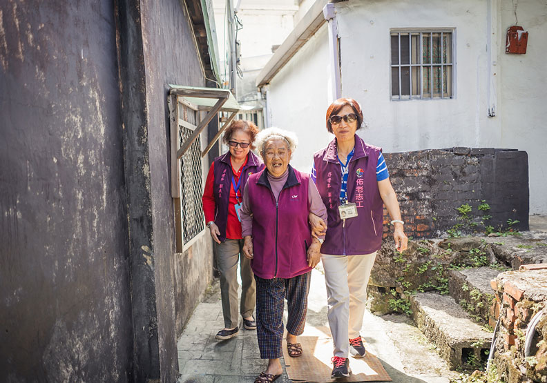 志工服務前,須有18小時的課程進行相關訓練。