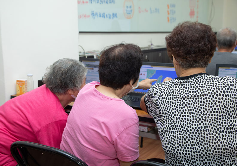 在長者的課程中,需要配置夠多的助教跟長者一對一互動,否則進度很容易卡住。