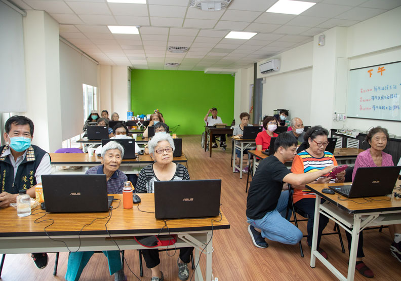 嘉義市處首創「公民參與式」提案作法,提高銀髮族的上課意願。
