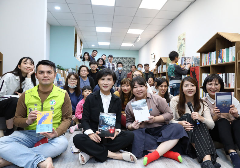 基隆獨立書店小獸書屋開幕,鄭麗君來加持選書推薦4本書。小獸書屋提供