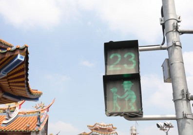 全台第一個「失智友善」社區！屏東樂智園區：從小綠人、放椅子就要改變