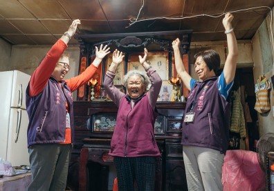 老人愈來愈多，誰來顧？新北市推「佈老時間銀行」，陪伴鄰里長輩，也是照顧未來的自己