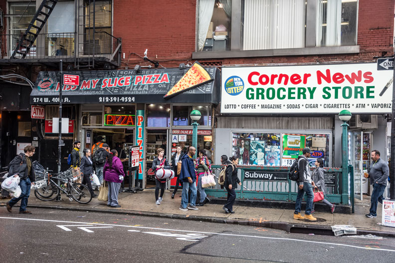 紐約的街角商店在社區生活扮演重要的角色,也是長者重要的活動區域。