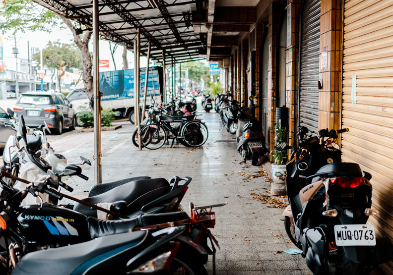 長者要活躍老化,第一步是要能走出去。公共空間是否具可步行性極為關鍵。shutterstock提供