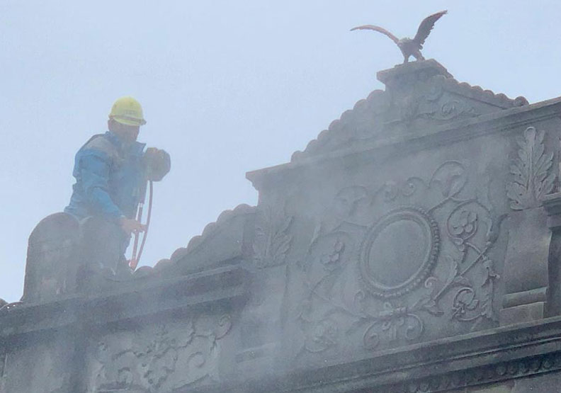 台南新化老街百年建築立面全面清洗後,把泥塑裝飾也煥然一新。