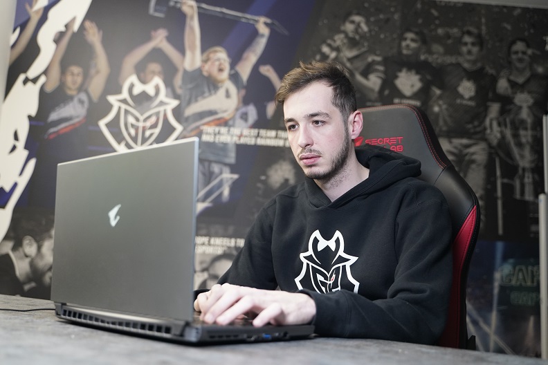 「狙神」KennyS 使用AORUS 15G 練習。