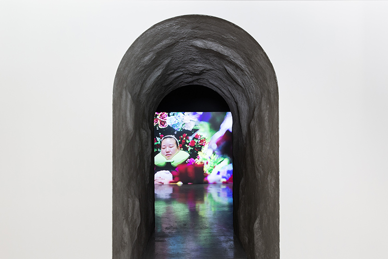 蜜卡.羅登伯格,《宇宙生成器(AP)》,2017,單頻道錄像裝置,彩色、有聲,26分36秒。藝術家及臺北市立美術館提供。