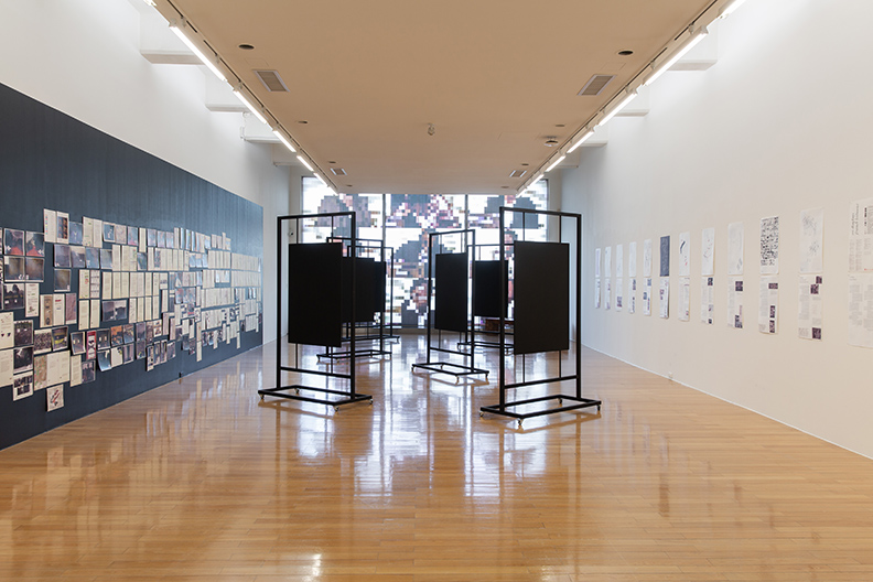 法蘭克列布維奇 & 朱利安塞胡西,《穆遵古(那些兜圈兜個不停的人)》,2016,裝置,磁性漆、磁性架、磁鐵、雷射印刷、簽字筆、亮光漆、中介者,尺寸視空間而定。(取自藝術家及台北市立美術館)