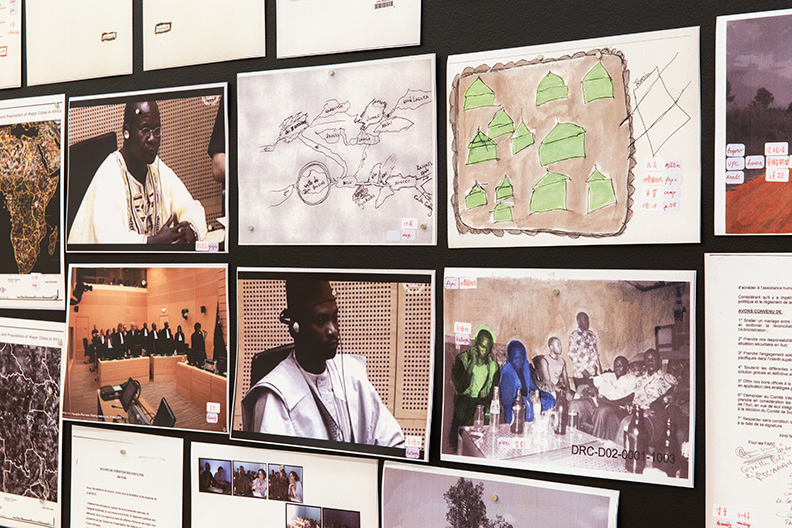 法蘭克列布維奇 & 朱利安塞胡西,《穆遵古(那些兜圈兜個不停的人)》(展覽物件),2016,裝置,磁性漆、磁性架、磁鐵、雷射印刷、簽字筆、亮光漆、中介者,尺寸視空間而定。(取自藝術家及台北市立美術館)