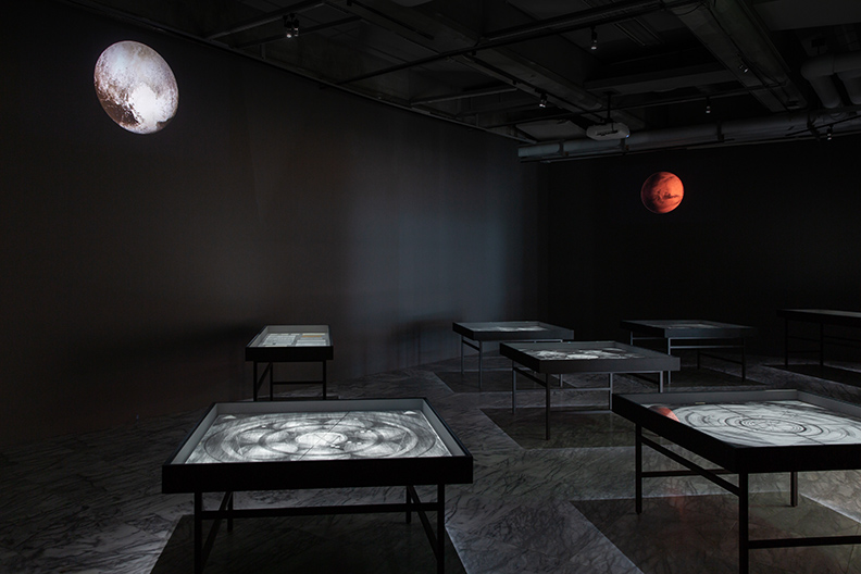 陳瀅如,《屠學錶》,2014,五張鉛炭素描(每幅125×126公分)、MBM素描紙、無酸裱褙、事件占星解讀與其他相關文件、HD影片循環撥放(影像來源:NASA),尺寸視空間而定。(取自藝術家及台北市立美術館)
