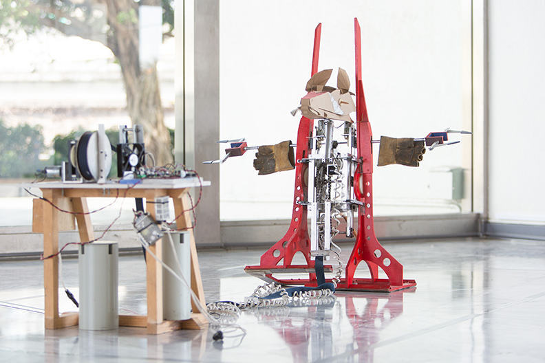 費南多帕馬羅迪給茲,《士兵(紅)》,2001,木構造、電子電路、感應器與電腦軟體,尺寸視空間而定。(取自藝術家及台北市立美術館)