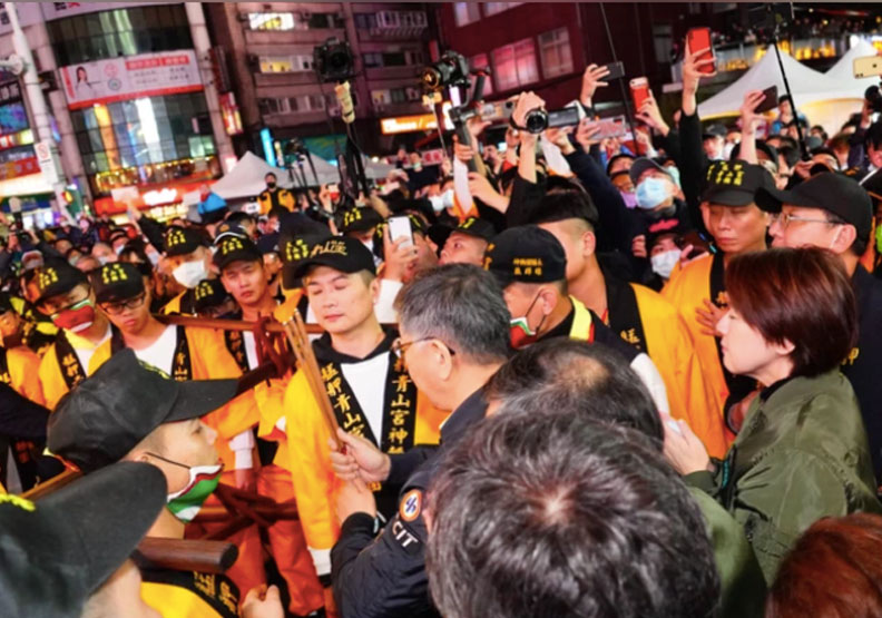圖／台北市長柯文哲、副市長黃珊珊前晚參加青山宮衝轎儀式。北市媒體事務組提供