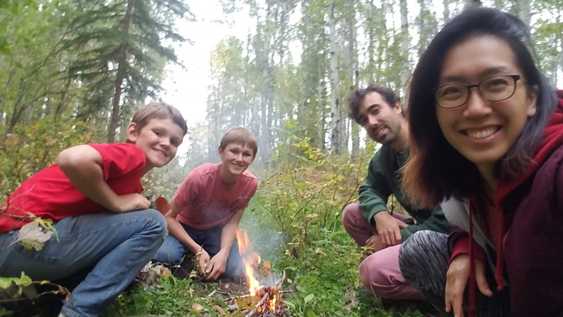 在加拿大打工換宿時,認識10歲和12歲的農家男孩Elron和Ethan,不僅帶我們打獵、野外求生,還教我們蓋兩層樓的樹屋!(圖片提供:作者)