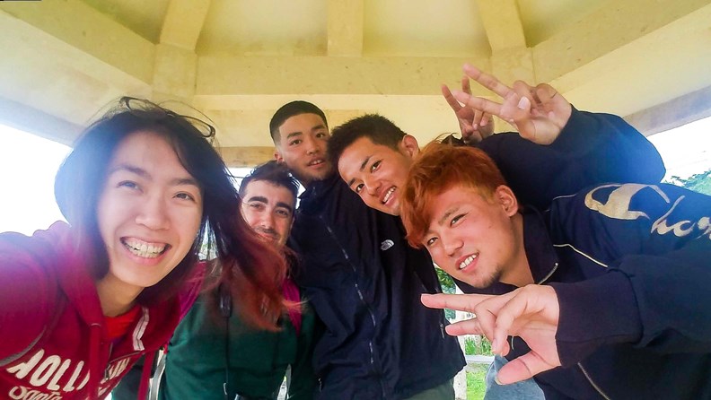 搭便車讓我們遇到之前不可能認識的人,像在沖繩被這群剛畢業的日本高中生載到。(圖片提供:作者)