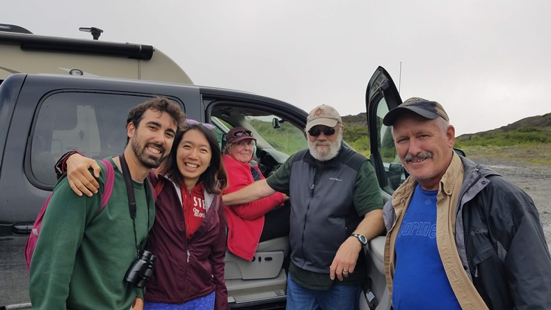 在加拿大搭便車,第一天載我們的夫婦檔,跟隔天在路邊撿起我們的大哥,後來竟然變成好朋友。(圖片提供:作者)