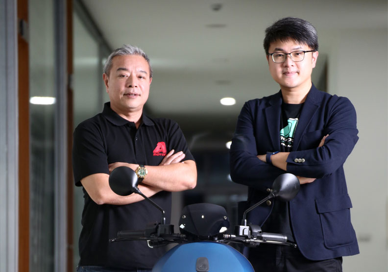 宏佳騰董事長鍾杰霖（左）、宏佳騰執行長林東閔（右）。陳之俊攝