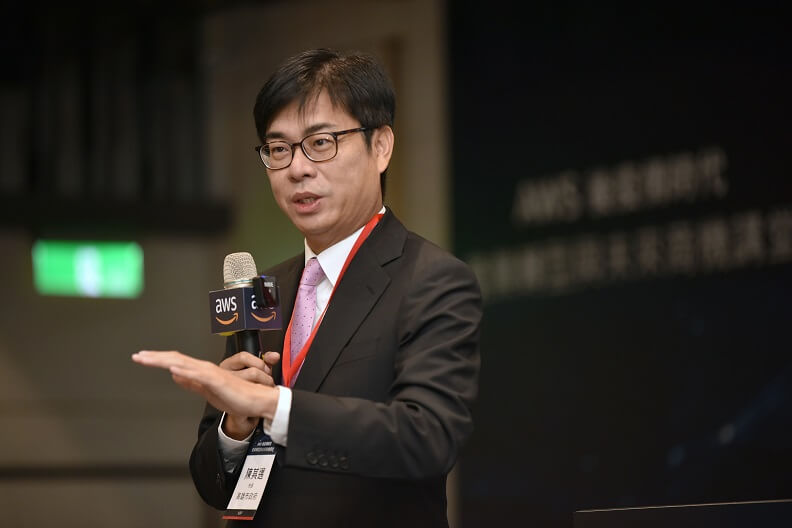 積極推動產業轉型,高雄市長陳奇邁加速大廠投資。