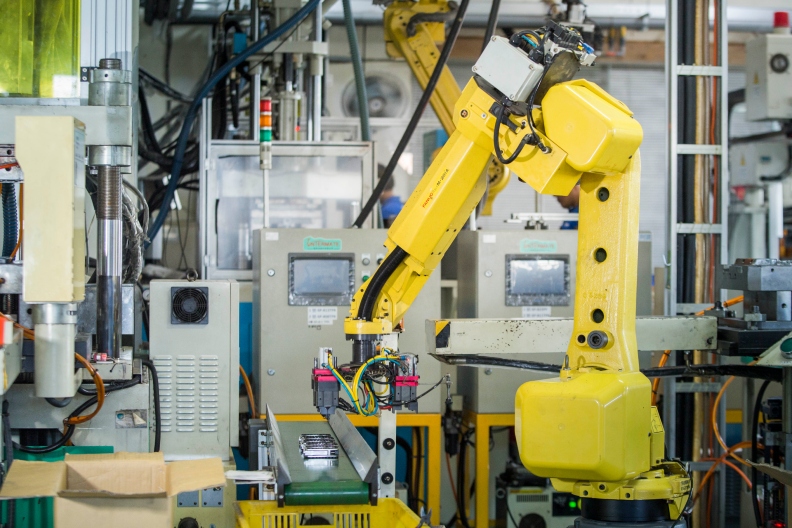 台萬工業很早就導入各種半自動化的模組來輔助生產流程，降低成本。
