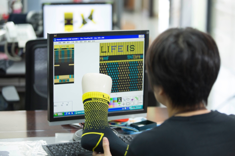 一雙襪子製作過程的細節不少，透過專為群竣需求所設計的ERP，讓每一雙襪子生產出來品質無誤，大大提高工作效率。