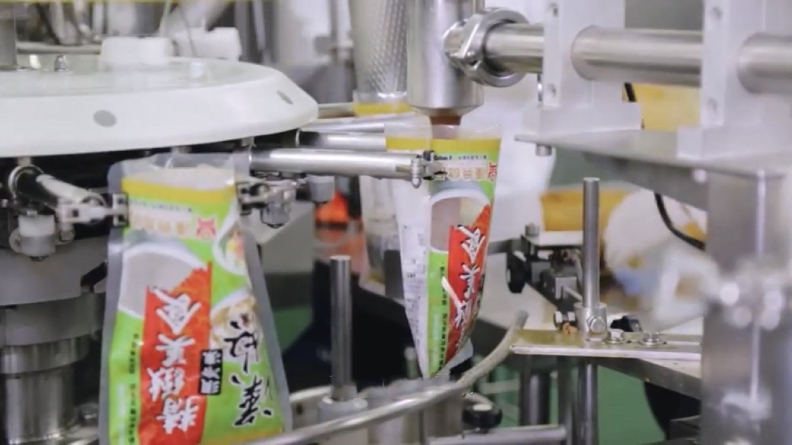 透過自動化包裝,確保產品新鮮安全無慮,冷凍直送歐洲各地。