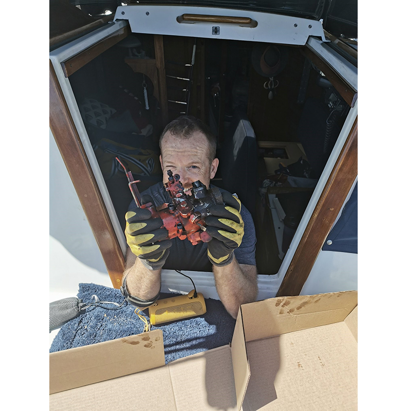 Ryan修好了引擎。取自：Twitter