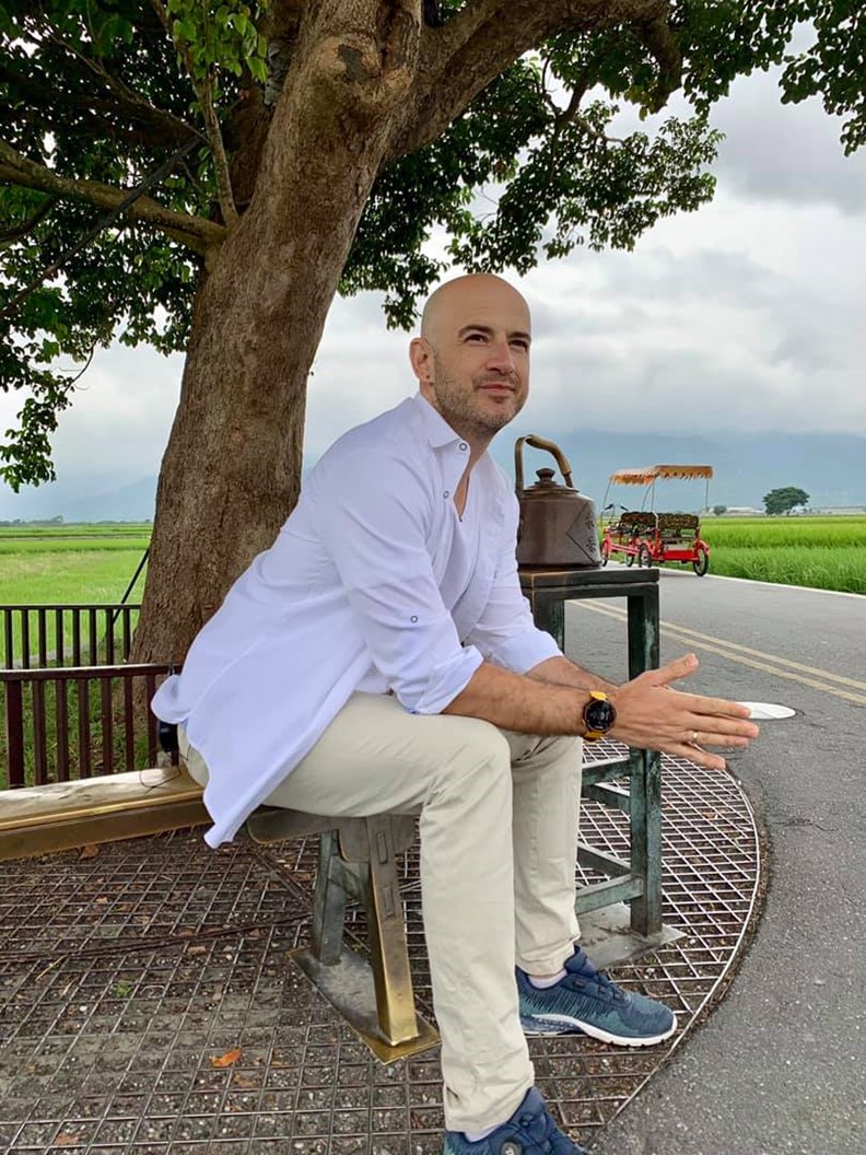 吳鳳融入台灣的過程也曾遭遇低潮,甚至罹患憂鬱症。(圖片取自臉書)